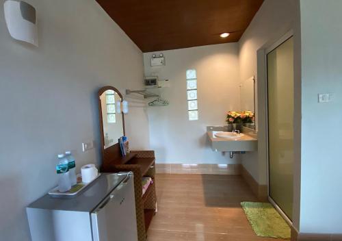 a small bathroom with a sink and a mirror at Kohchang FuengFah in Ko Chang