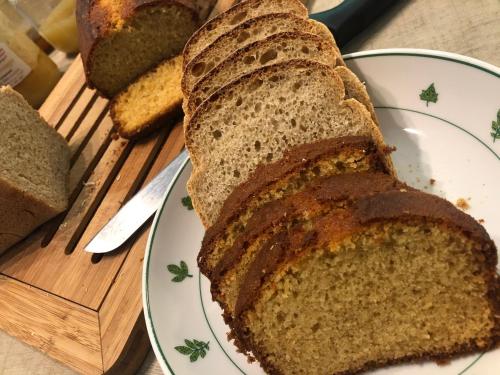 una rebanada de pan en un plato en una tabla de cortar en Villa Eugénie Melun, en Melun
