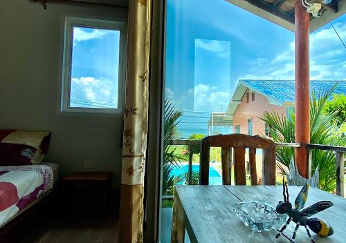 Una cama o camas en una habitación de Kohchang FuengFah