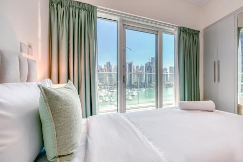 Postel nebo postele na pokoji v ubytování Authentic 2BR at DAMAC Heights Dubai Marina by Deluxe Holiday Homes