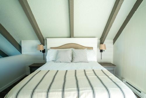 A bed or beds in a room at Tidal House #10 - Ocean Shores Chalet