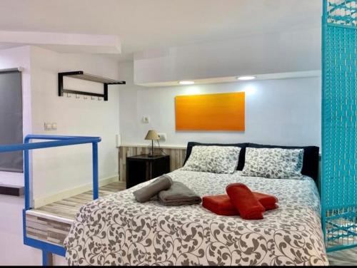 マラガにあるWe Loft Large Great for Familiesのベッドルーム1室(赤い枕2つ付)