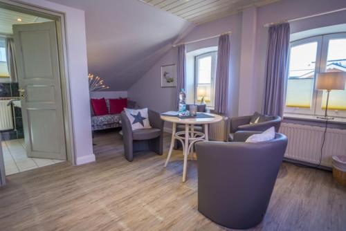 a living room with a table and chairs at Frau Holle in Westerland (Sylt)