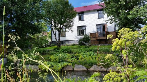 Aed väljaspool majutusasutust Árból Guesthouse