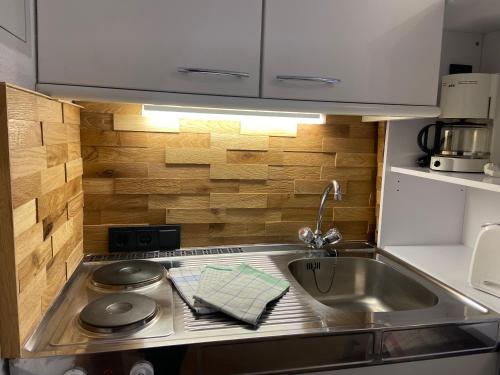 eine Küche mit einer Spüle und einer Arbeitsplatte in der Unterkunft Haus Kristina in Riezlern