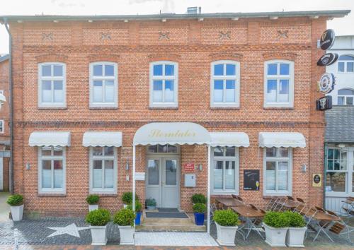 a brick building with a sign that reads morrilka at Sterntaler in Westerland (Sylt)