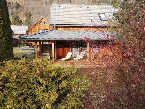 a wooden house with a gambrel roof at Ferienhaus Kreischberg - Silberhirschen Hütte in Sankt Lorenzen ob Murau