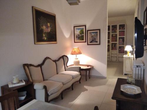 een woonkamer met een bank en een tafel bij Casa Vacanza -Trani centro in Trani