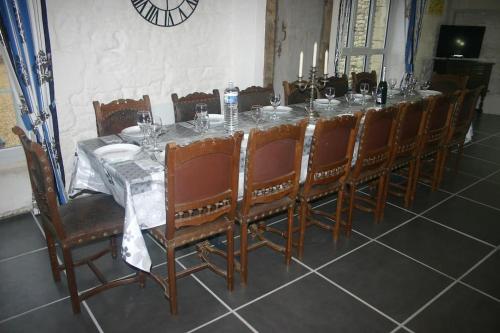 a long table with chairs and a long table with wine glasses at L'Ancienne Cave in Prinçay