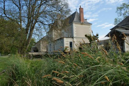 une vieille maison avec une tour en haut dans l'établissement Chambre d'hôte Moulin de l'Aumonier, à Beaulieu-lès-Loches