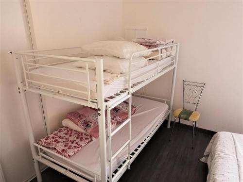 une chambre avec deux lits superposés dans l'établissement Le Moulin Jodet, à Notre-Dame-de-Monts