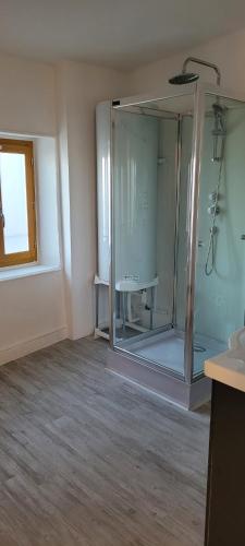 Saint-Rémy-sur-DurolleにあるAuberge Gauloiseのバスルーム(ガラス張りのシャワー付)が備わります。