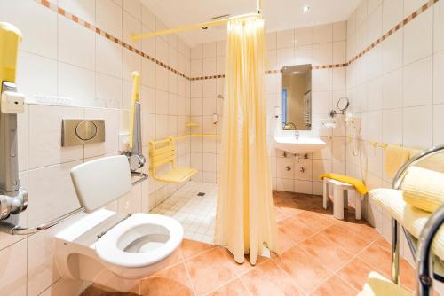 uma casa de banho com um WC e um lavatório em Seehotel Heidehof em Klein Nemerow