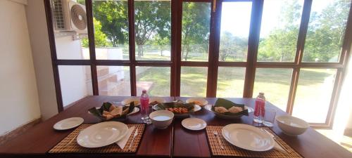una mesa con platos y tazones de comida. en Grand Villa Kalametiya en Kalametiya