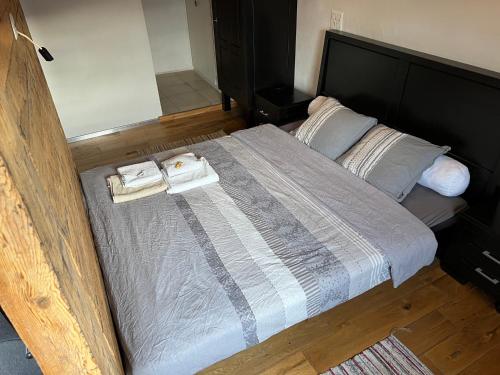 ein Schlafzimmer mit einem großen Bett mit zwei Handtüchern darauf in der Unterkunft The Loft in Arbaz