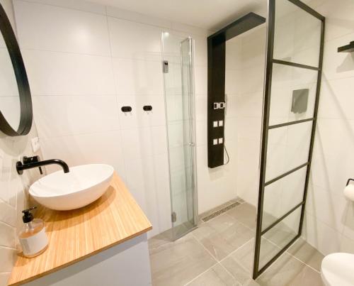 een badkamer met een wastafel en een douche bij B&B Freydag in Rheden