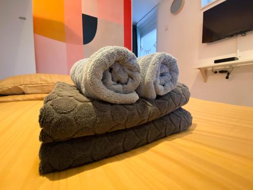 een stapel handdoeken bovenop een bed bij B&B Freydag in Rheden