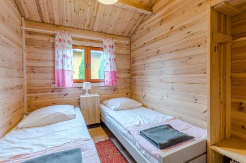 Ένα ή περισσότερα κρεβάτια σε δωμάτιο στο Kaszubski Zakątek