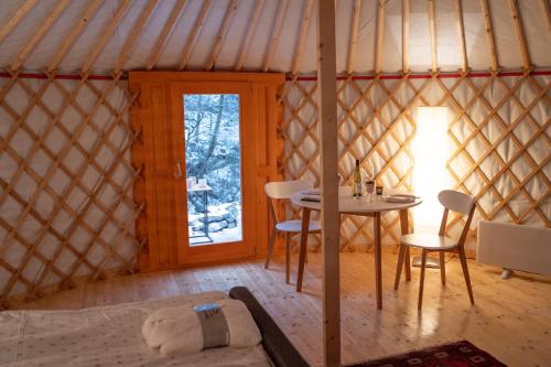 Una habitación con una mesa y una cama en una yurta en Pataklak Mátra, en Matrakeresztes