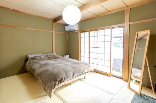 Ένα ή περισσότερα κρεβάτια σε δωμάτιο στο 彩 irodori 1日1組一軒家の宿 ペットOK
