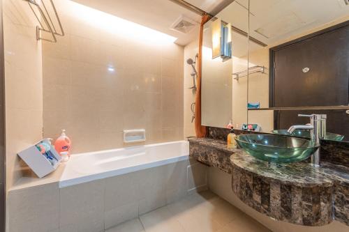 Uma casa de banho em Lagoon View 6pax Homestay at Sunway Resort Suites