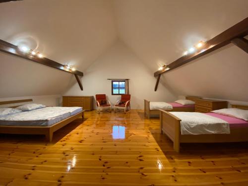 Zimmer mit 2 Betten und 2 Stühlen in der Unterkunft Chalupa Na Louce Salmov in Mikulášovice
