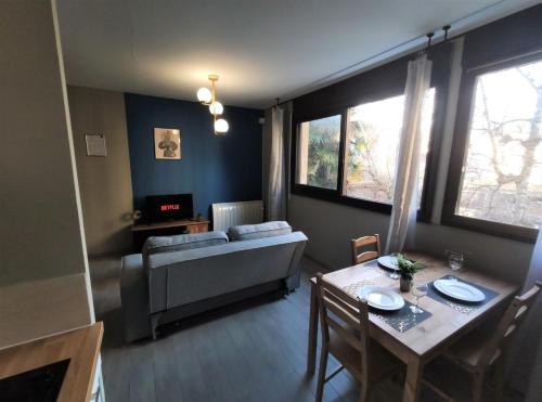 un salon avec une table et un canapé dans l'établissement LE JARDIN DE BAYARD - HYPERCENTRE - GARE, à Toulouse