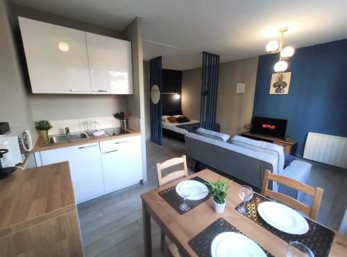 Il comprend une cuisine et un salon avec une table. dans l'établissement LE JARDIN DE BAYARD - HYPERCENTRE - GARE, à Toulouse