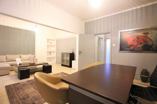 Area soggiorno di GK Athens by GK Properties