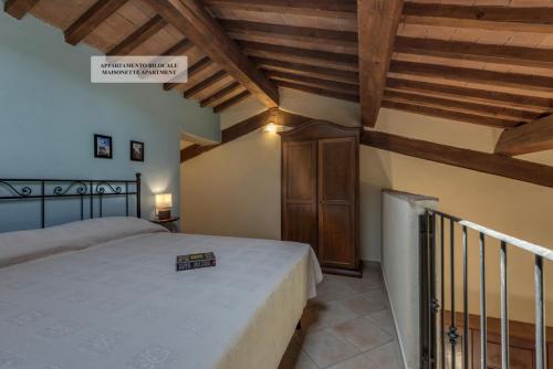 1 dormitorio con cama y techo de madera en Il Torrino, en Pomarance