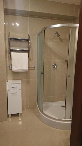 Apartament Santorini Kasprowicza 12A 440 في كولوبرزيغ: حمام مع دش مع باب زجاجي