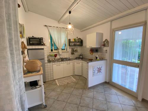 Kuchyň nebo kuchyňský kout v ubytování Villa Il Sole