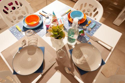 a table with plates and bowls on top of it at B&B Casa di Anita in Arnesano