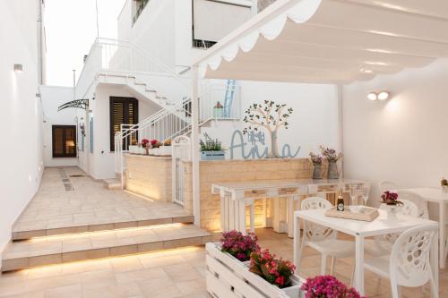 ArnesanoにあるB&B Casa di Anitaのテーブルと椅子、階段が備わる客室です。