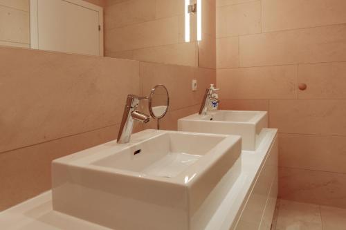 Un baño de Exclusive Apartment with Spa Area near Ischgl