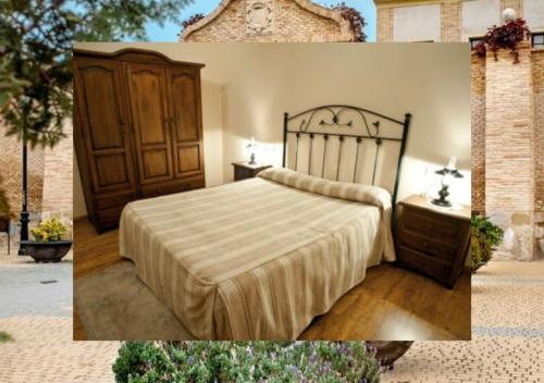 1 dormitorio con 1 cama y armario de madera en Casa Rural Palacio de Bureta en Bureta