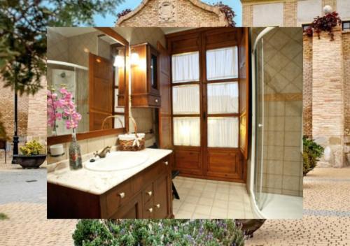 y baño con lavabo, ducha y espejo. en Casa Rural Palacio de Bureta en Bureta