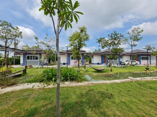 a house with a hammock in the yard at Araya Cottage in Ban Bung Thap Tae (1)
