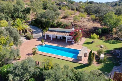 uma vista aérea de uma villa com piscina em Quinta da Cortiça em São Brás de Alportel