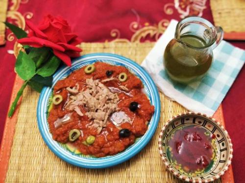 Dar El Kasba Bizerte في بنزرت: طبق من الطعام على طاولة بجوار جرة