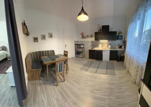 ein Wohnzimmer mit einem Tisch und einer Küche in der Unterkunft Appartment Rosengarten in Baden