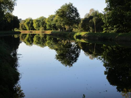 Uma vista de um lago perto da casa de férias