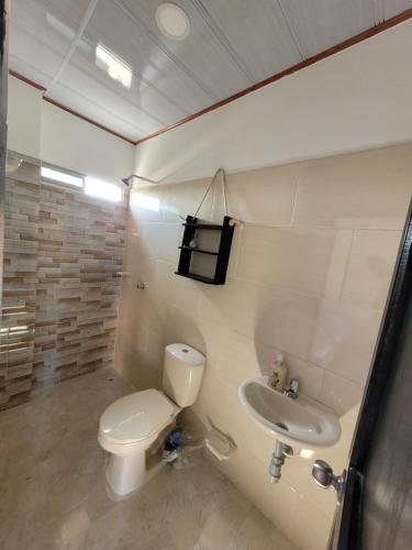 La salle de bains est pourvue de toilettes et d'un lavabo. dans l'établissement Alojamiento Bityn, à Paso Nuevo