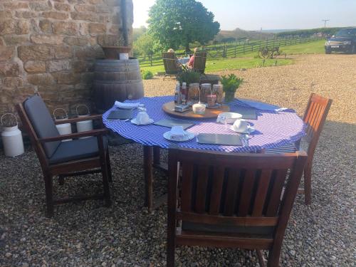 ウィットビーにあるFolly Hall Farmの青いテーブルクロスを掛けたテーブル