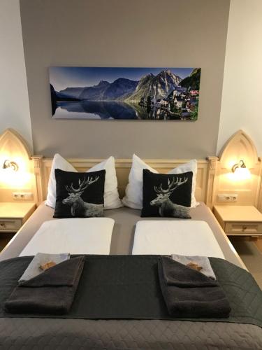 a bedroom with two beds and a painting on the wall at Kaiserblick Goisern in Bad Goisern