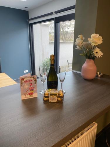 a bottle of wine and two glasses on a table at LA SUITE 159 in Namur