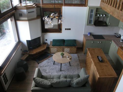 ein Wohnzimmer mit einem Sofa und einem Tisch in der Unterkunft Herme's Hut in Pávliani