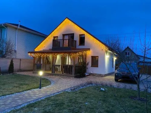 Заміський будинок з каміном та ванною з панорамним видом в ліс
