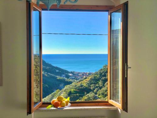 a window with a view of the ocean at Foglie d'Argento in Moneglia