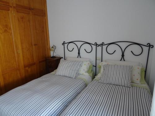 two beds sitting next to each other in a bedroom at VV El Almendro in Tejeda